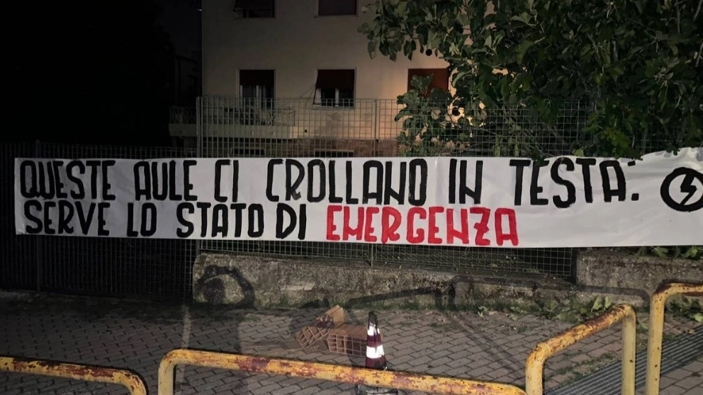 Dopo il crollo al Marconi gli studenti hanno messo uno striscione di protesta Dopo il crollo al Marconi gli studenti hanno messo uno striscione di protesta