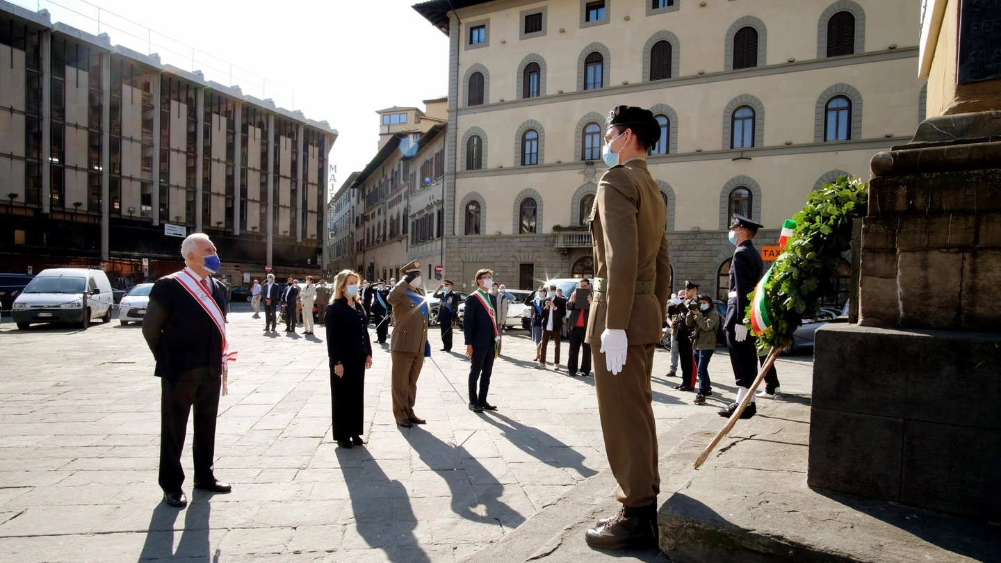 Festa della Repubblica a Firenze, omaggio ai Caduti in piazza dell'Unità Italiana