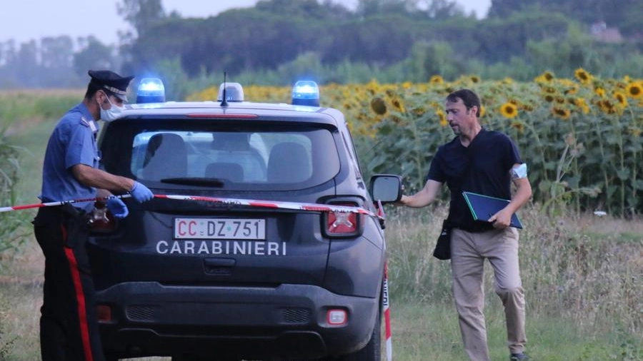 I carabinieri sul luogo del ritrovamento del cadavere carbonizzato (Foto Valtriani)