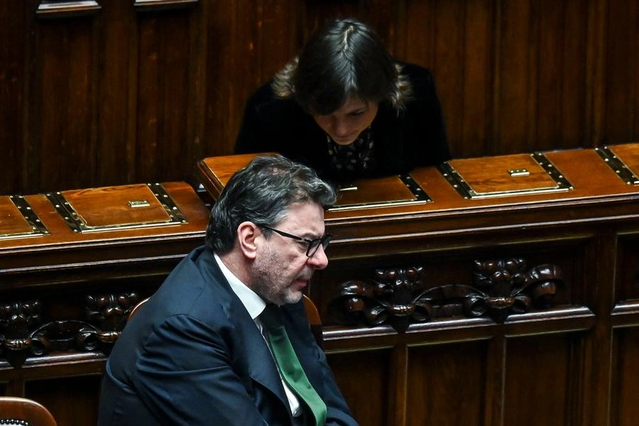 Il ministro Giorgetti e la capogruppo Pd Serracchiani ieri alla Camera