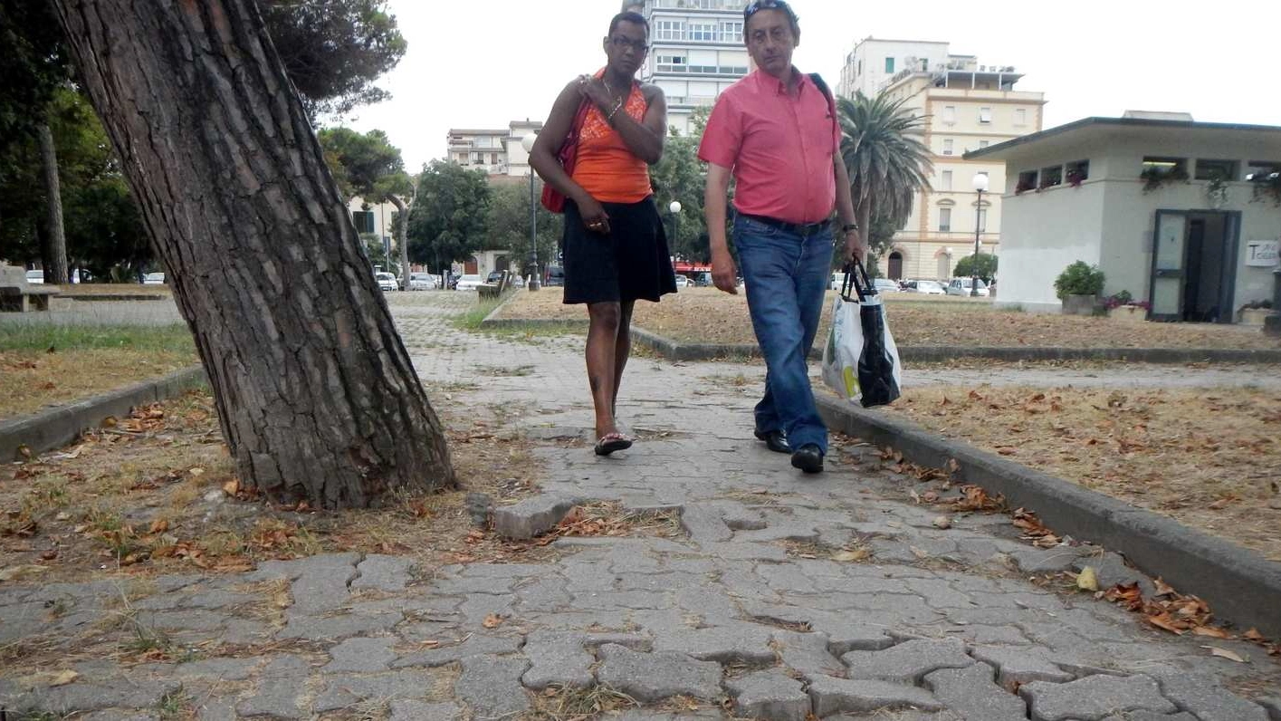 I sampietrini di piazza d’Azeglio: un puzzle da tenere d’occhio per chi cammina (foto Umicini) I sampietrini di piazza d’Azeglio: un puzzle da tenere d’occhio per chi cammina (foto Umicini)