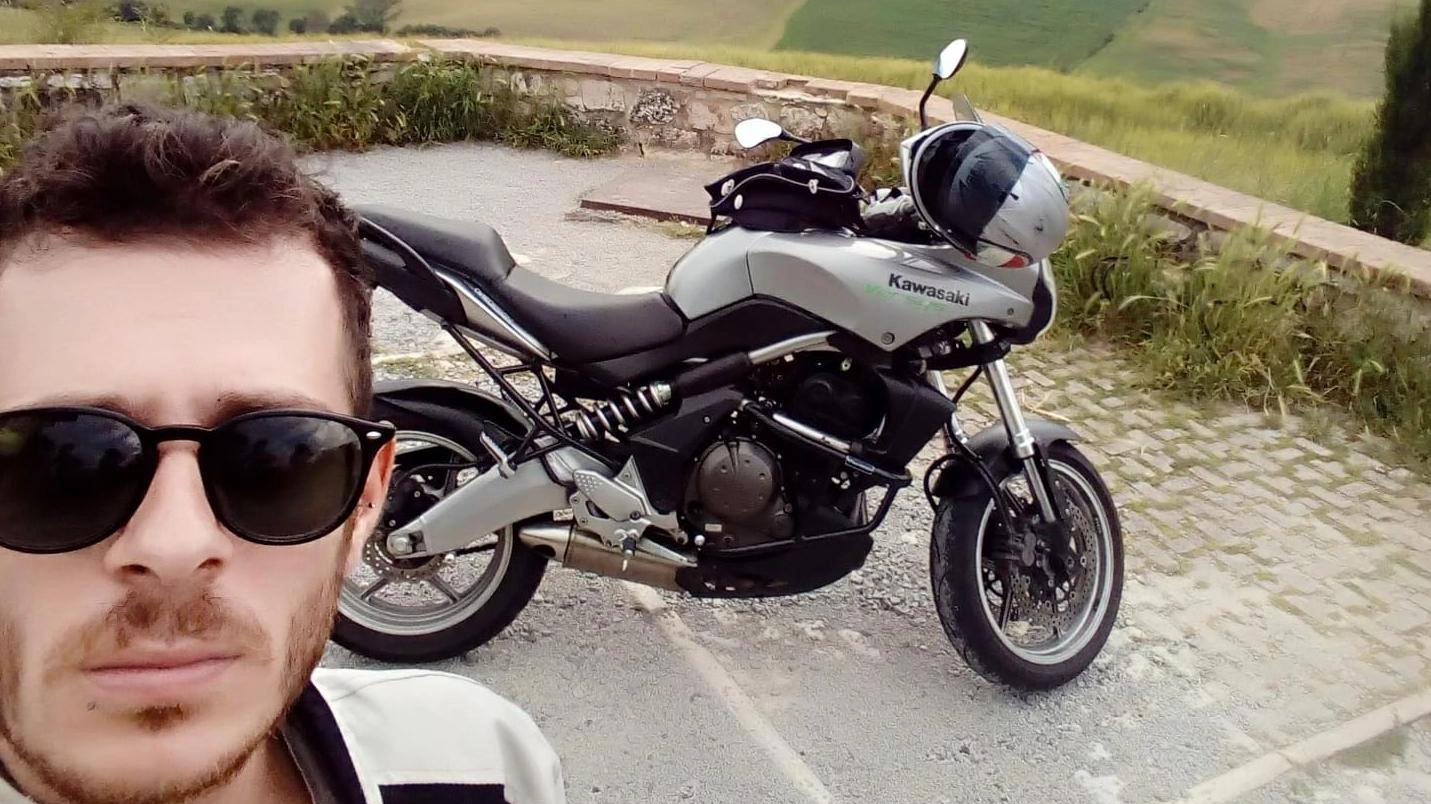 Morì in sella alla moto. La verità nelle telecamere: video passati in rassegna per chiarire la dinamica