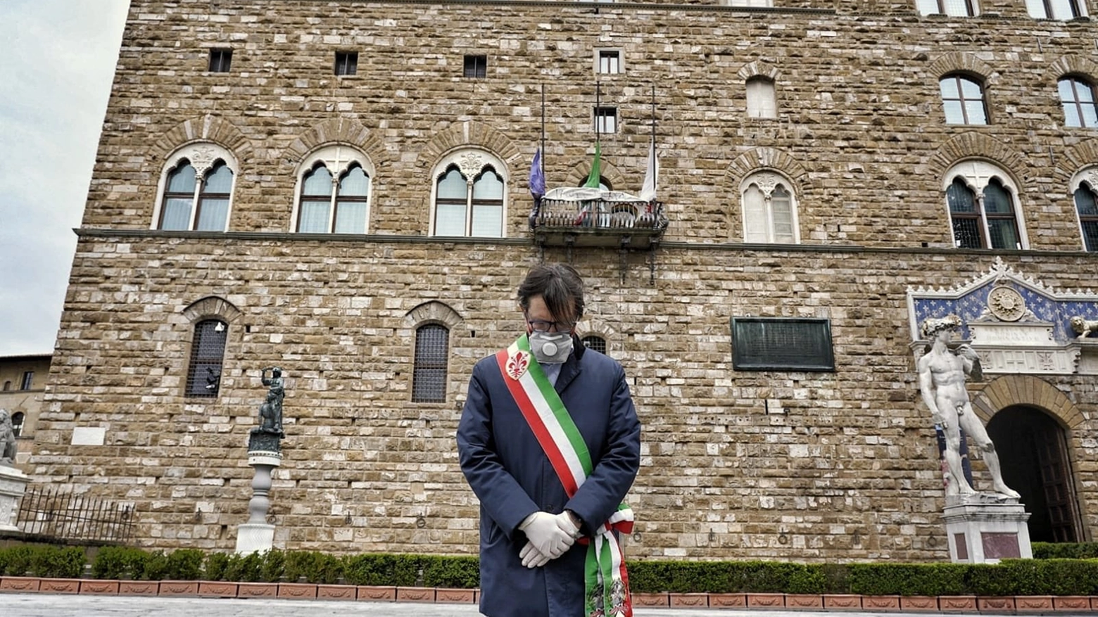 Il sindaco Nardella di fronte a Palazzo Vecchio nel minuto di silenzio per le vittime