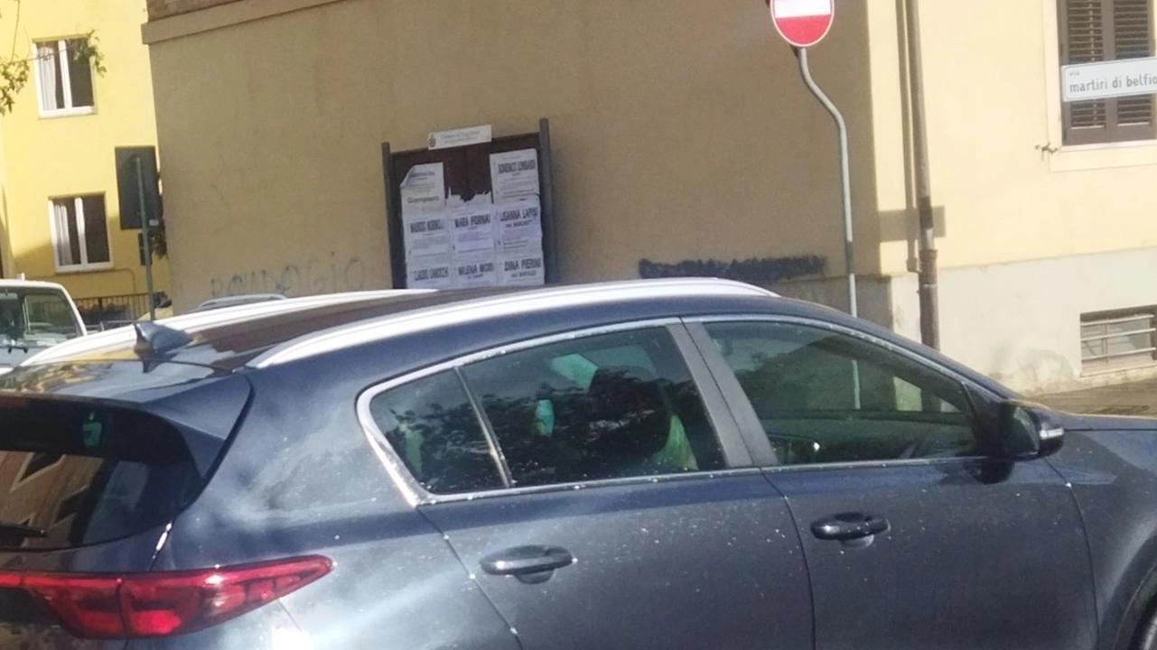 La rabbia dei residenti: "Un divieto ignorato" La rabbia dei residenti: "Un divieto ignorato"