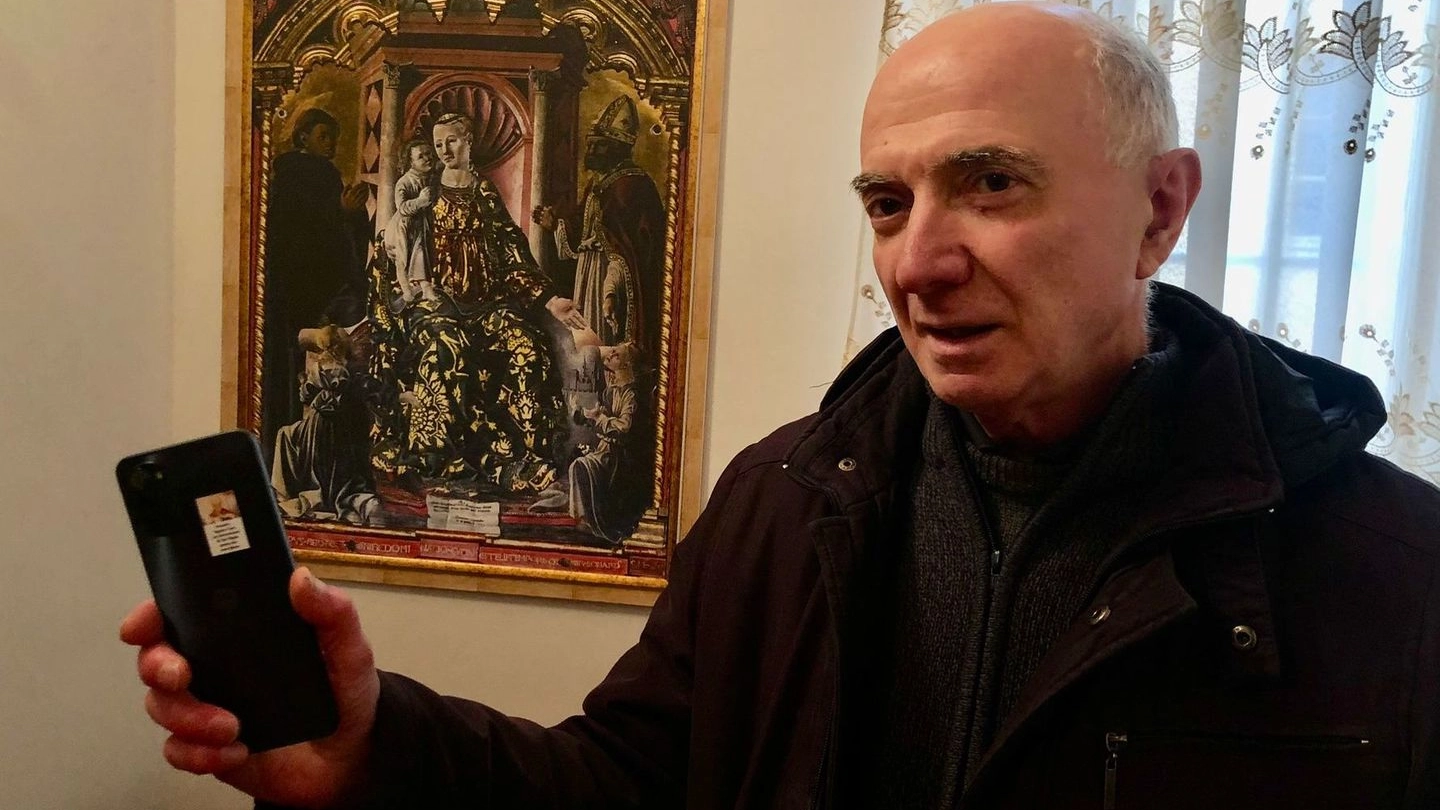 Don Giorgio Mariotti, 74 anni. Benedice i telefonini cellulari affidandosi a San Biagio