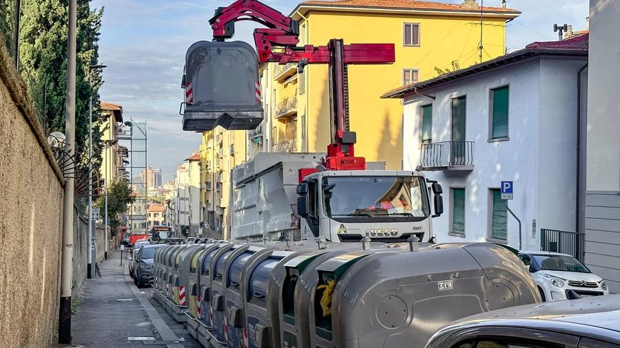 I nuovi cassonetti dei rifiuti a Firenze (Foto Germogli)