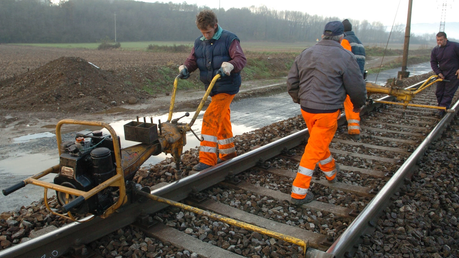 Operai al lavoro sui binari Operai al lavoro sui binari