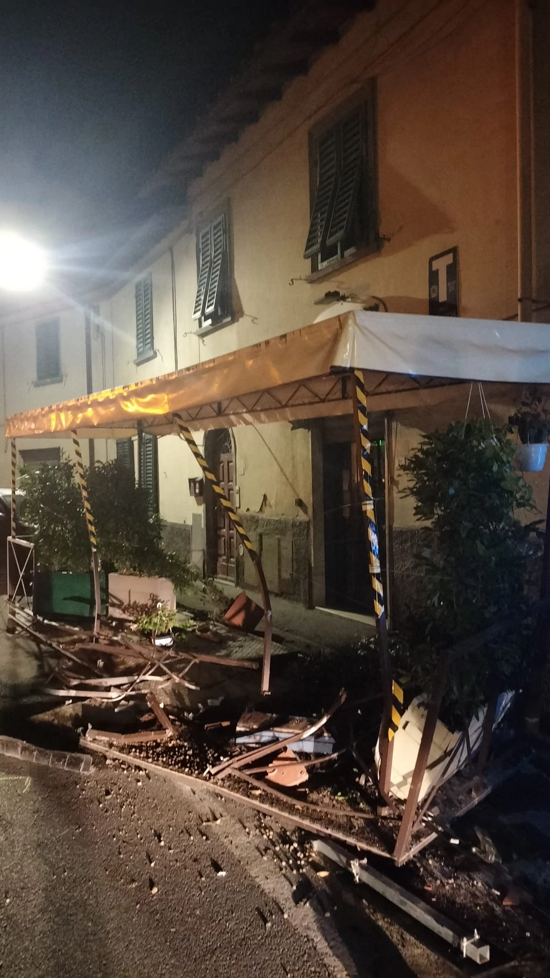 Il dehor del bar in via Pian di Grassina completamente distrutto