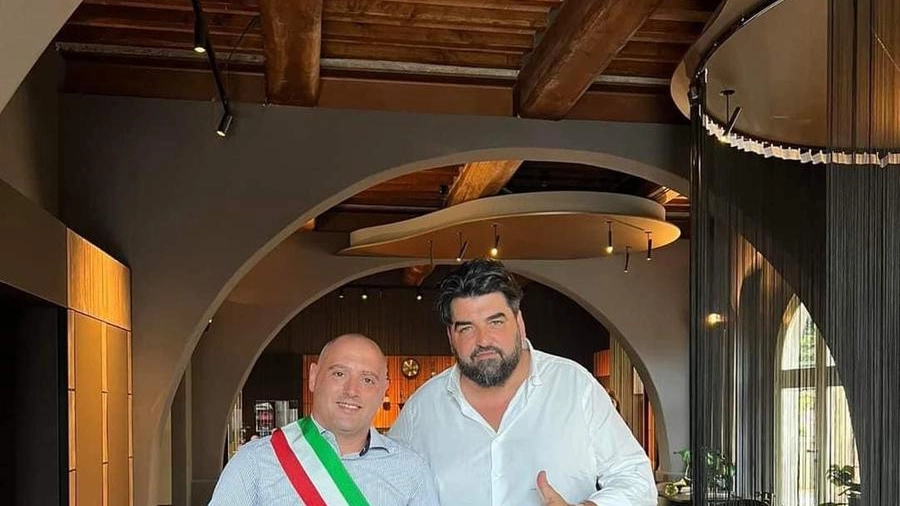 Chef Cannavacciuolo con il sindaco Mirko Bini nel nuovo locale inaugurato a Terricciola