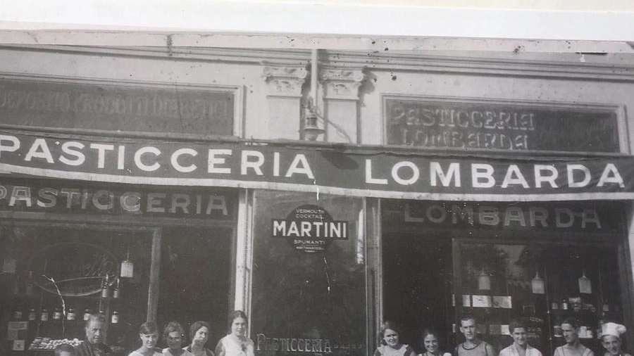 Primo Fappani coi dipendenti della Pasticceria Lombarda, la sua sede originaria