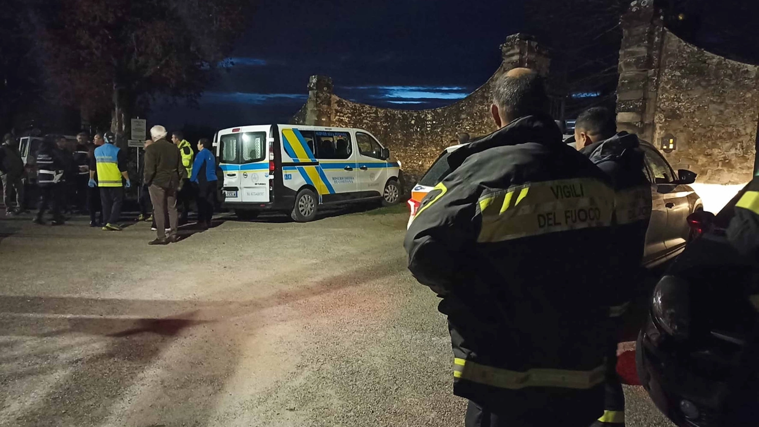 I soccorritori intervenuti alla chiesa di Pergo dopo la fuga di gas (Foto Falsetti)