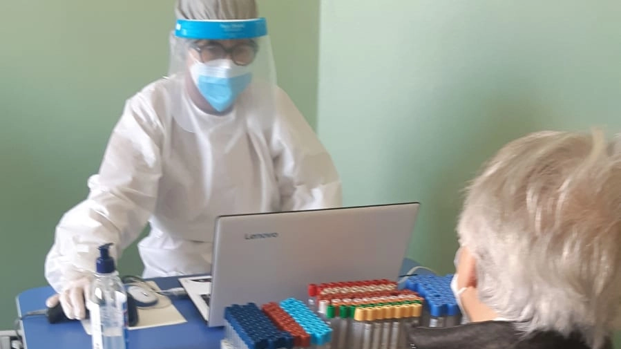Un momento della seduta vaccinale a Pistoia