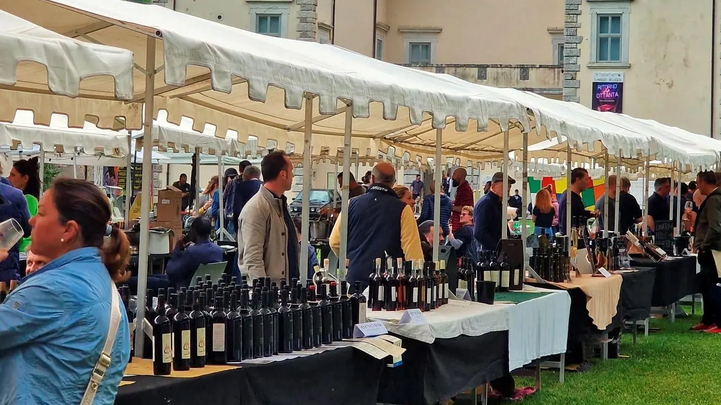 Enolia, la kermesse partita col botto Stand e golosità fino a domani Enolia, la kermesse partita col botto Stand e golosità fino a domani