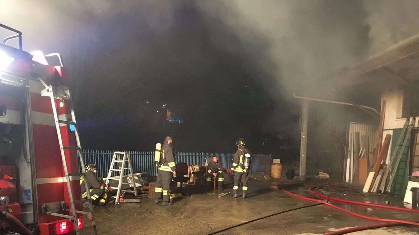TEMPESTIVITÀ L’intervento delle squadre dei vigili del fuoco impegnate nel capannone per ore per domare le fiamme 