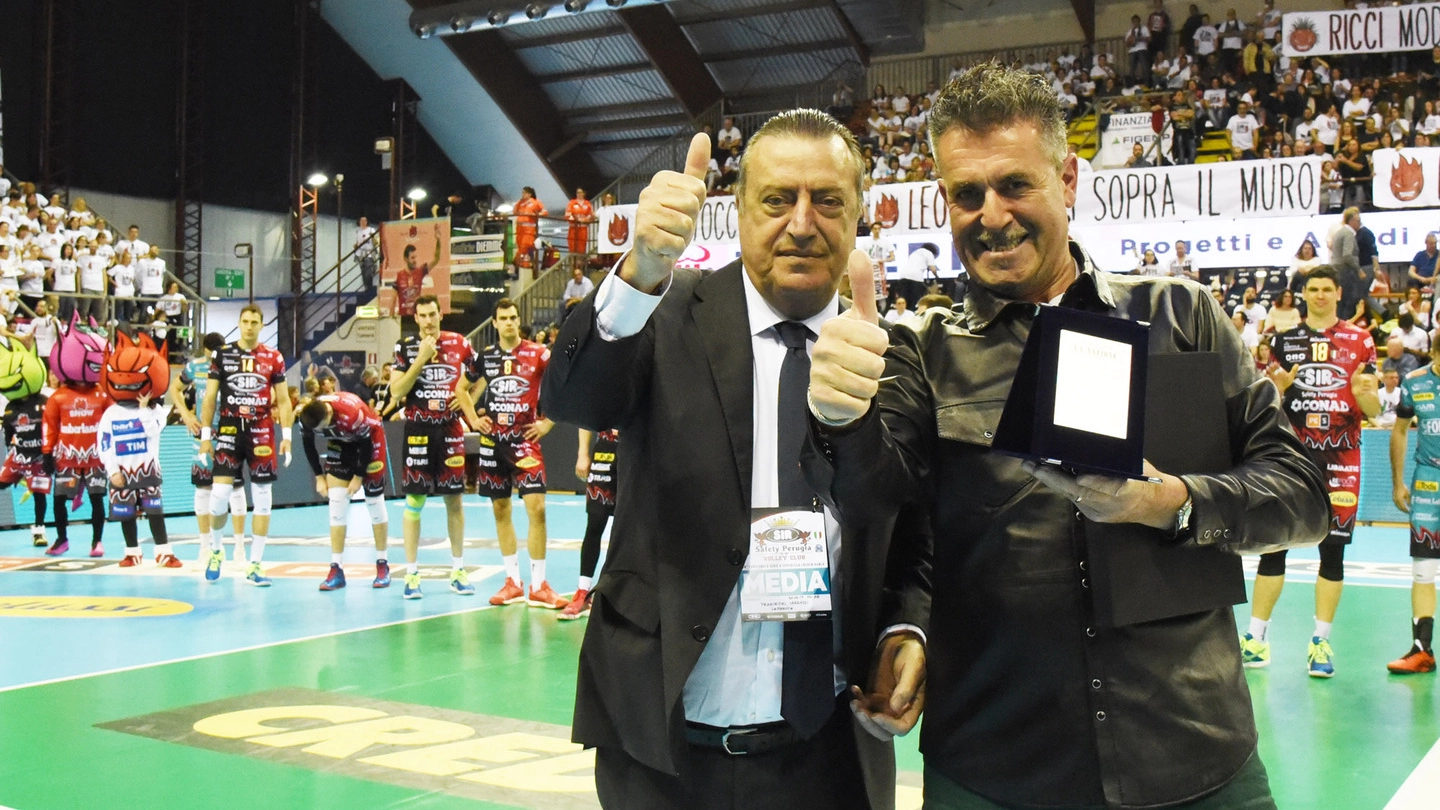 Il direttore de La Nazione Francesco Carrassi premia Gino Sirci presidente Sir Volley