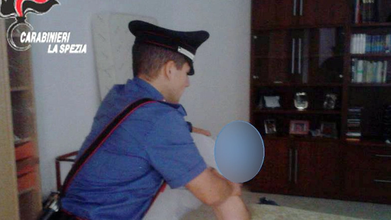 I carabinieri di Ceparana nascosti nel salotto della vittima