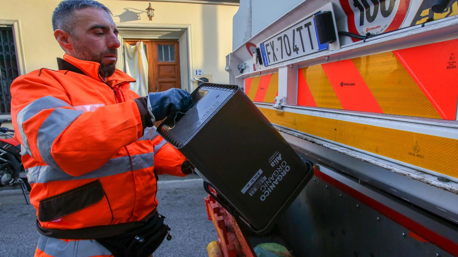Arriva l’eco-furgone di Alia. Servizio di raccolta itinerante. Cambia l’orario dell’Ecocentro Arriva l’eco-furgone di Alia. Servizio di raccolta itinerante. Cambia l’orario dell’Ecocentro