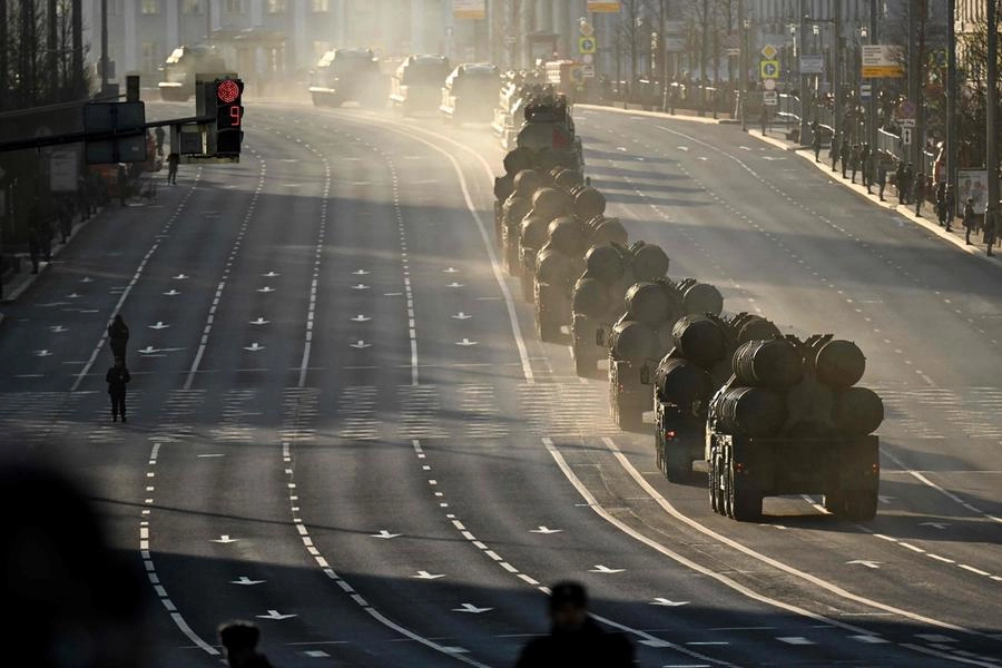 Mosca, sistemi antiaerei S-400 durante la parata per il Giorno della vittoria (Ansa)