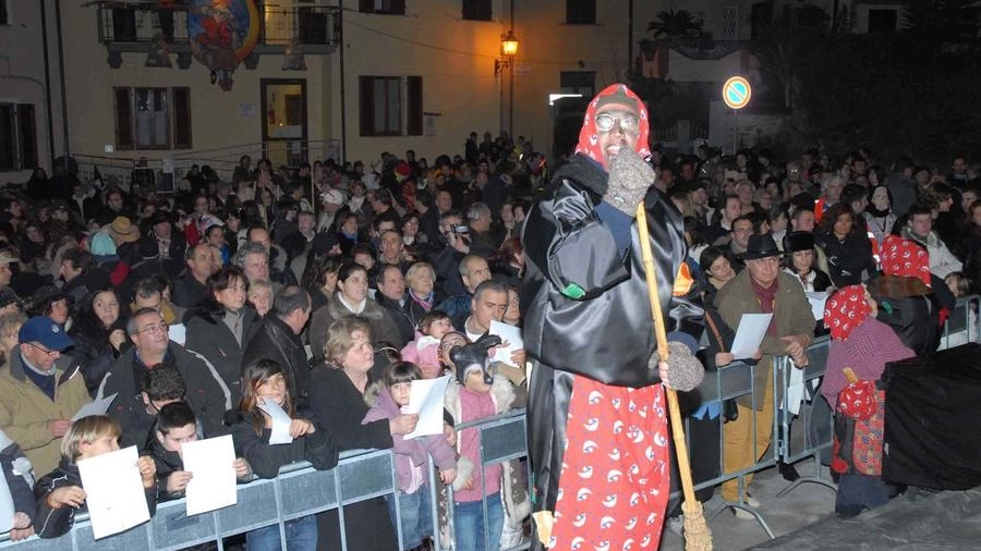 La tradizionale festa del 5 notte di Montignoso che riempie strade e piazze di canti e balli