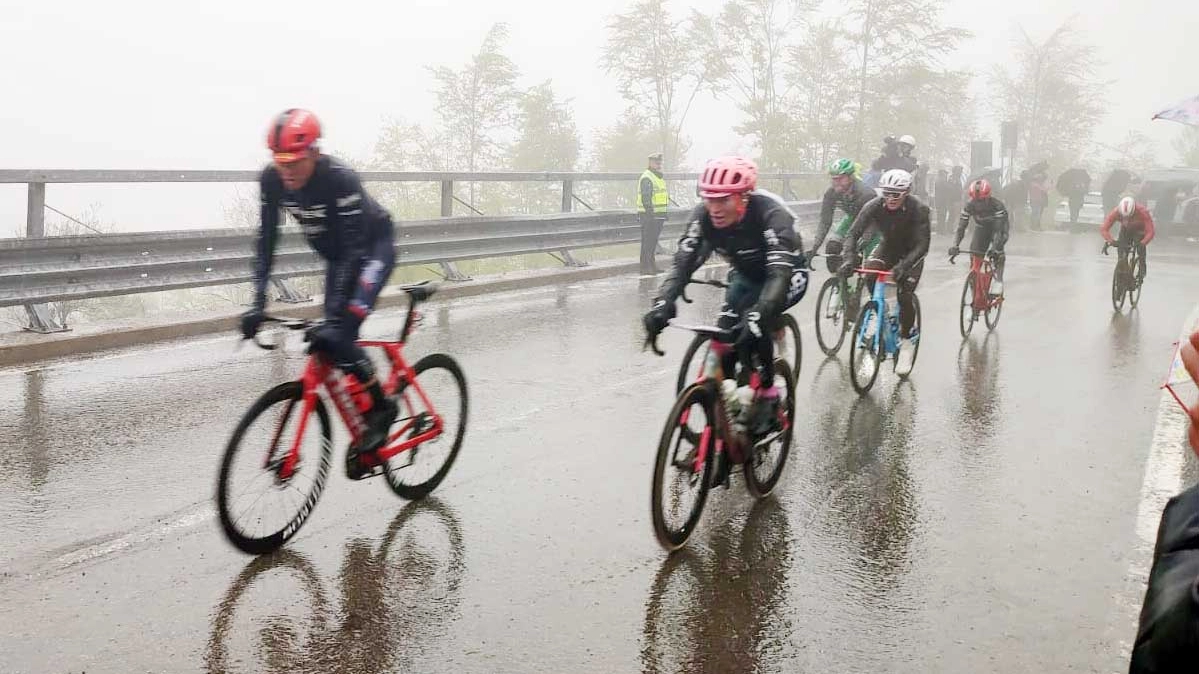 La decima frazione: 196 chilometri molto duri a causa delle condizioni meteo