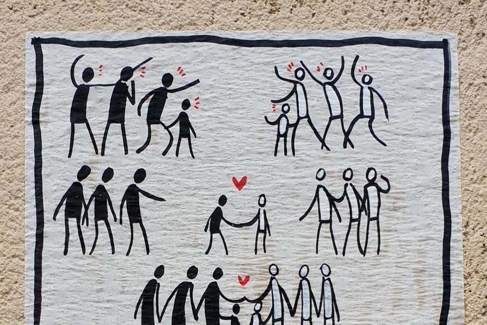 Gli omini stilizzati di Exit/Enter (foto tratta da Facebook)
