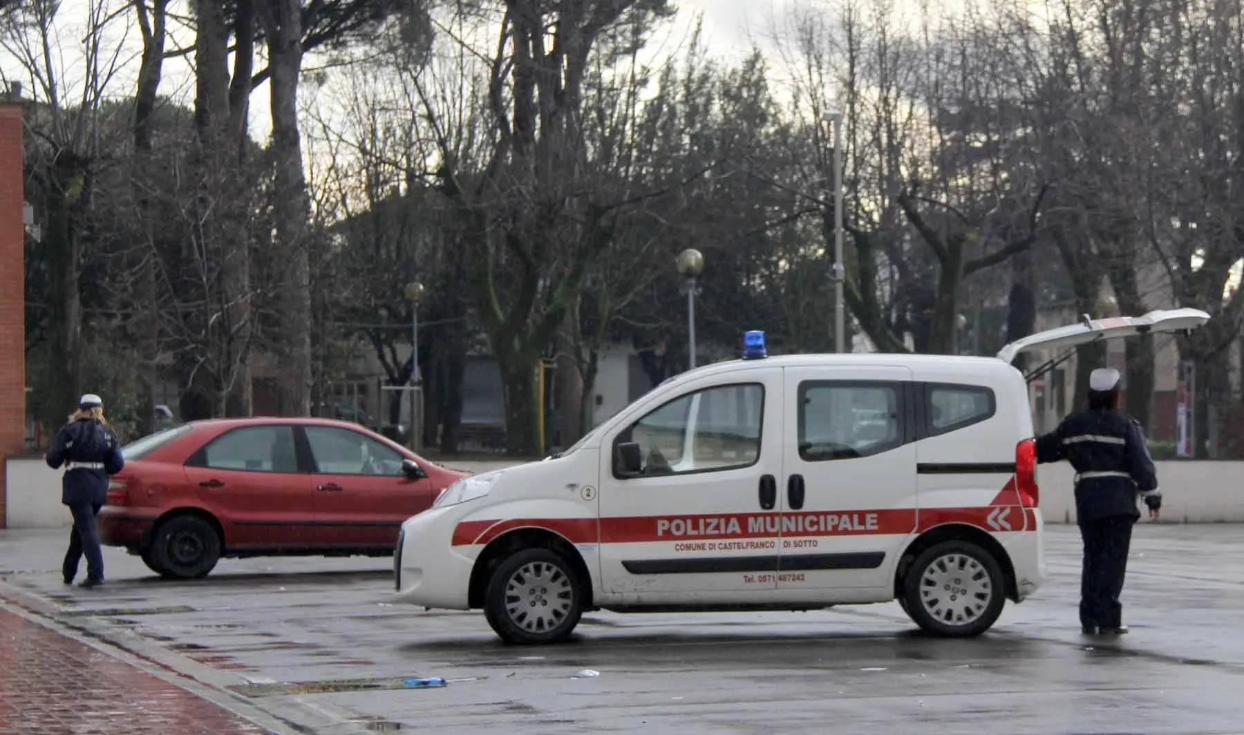 Automobilista investe volontariamente un uomo in bicicletta