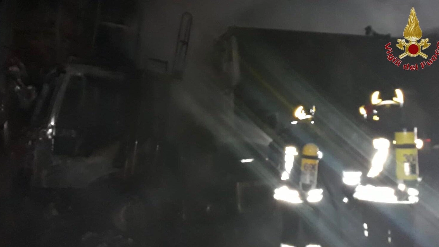 Camion a fuoco in  galleria sulla Firenze-Pisa-Livorno 