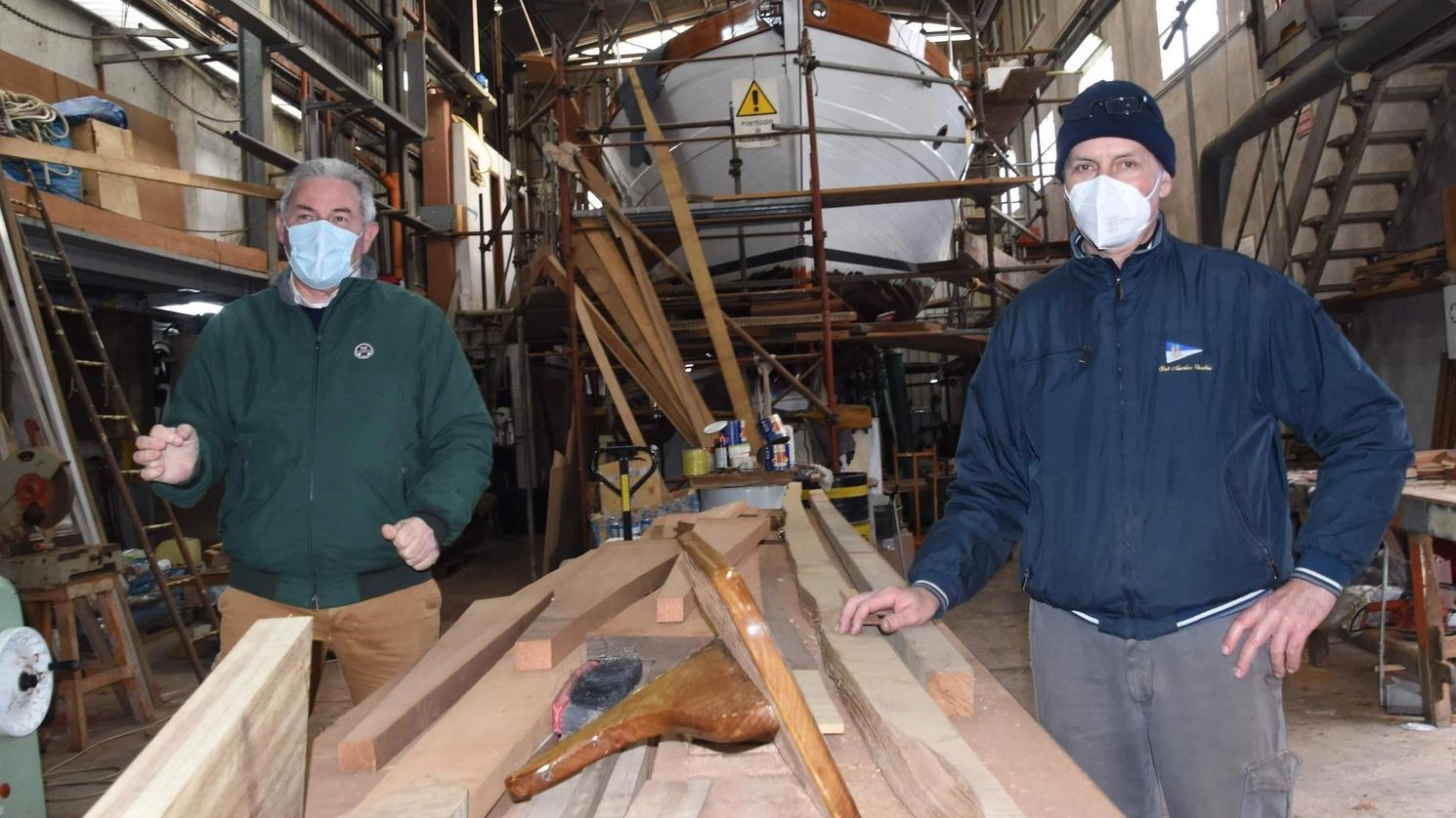 Una famiglia di maestri d’ascia. I 60 anni del cantiere Del Carlo: "Così ci prendiamo cura  delle vecchie signore del mare"