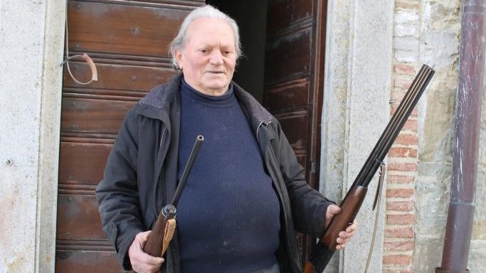 Il parroco Antonio Mandrelli, 73 anni, mostra i fucili 