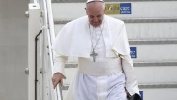 Il Papa scende dall'aereo durante uno dei suoi viaggi