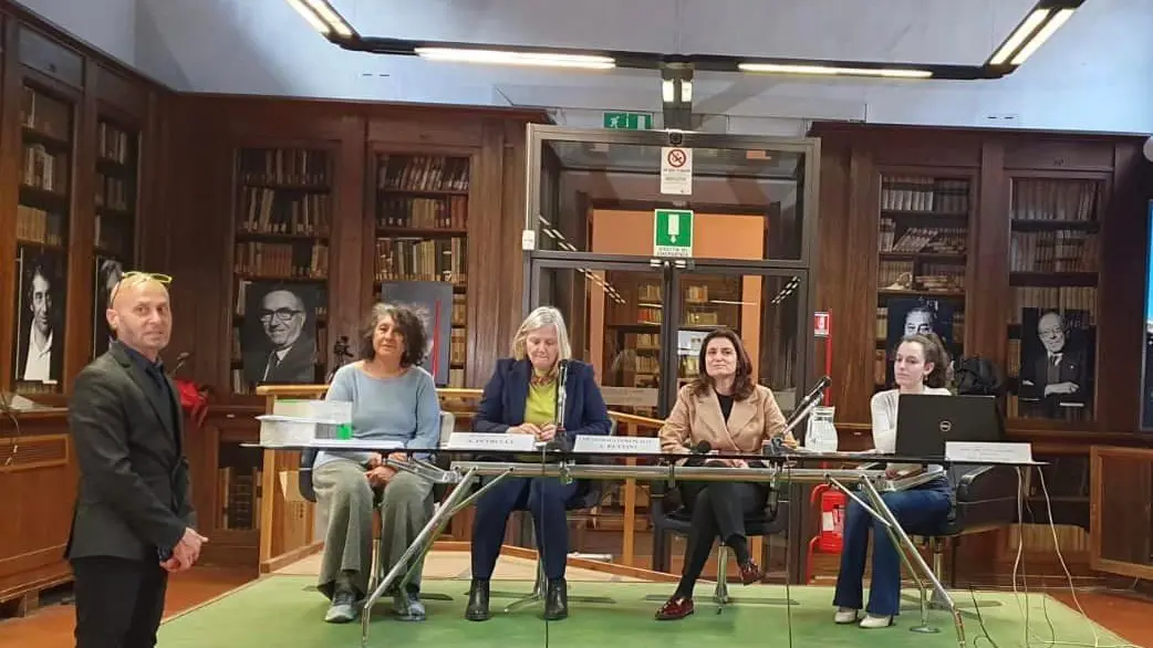 L'assessore alla cultura Alessia Bettini con gli organizzatori del festival L'assessore alla cultura Alessia Bettini con gli organizzatori del festival