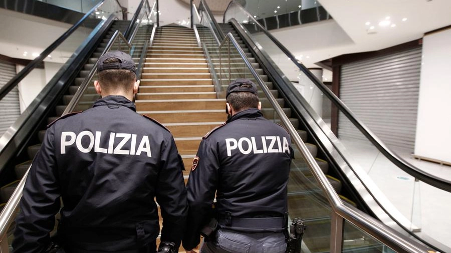Due agenti di polizia (Foto di repertorio, Lazzeroni)