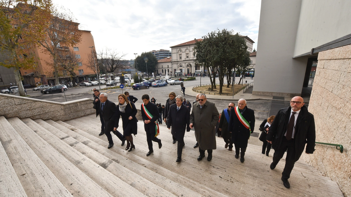 Il premier Paolo Gentiloni visita il quartiere di Fontivegge (Crocchioni)