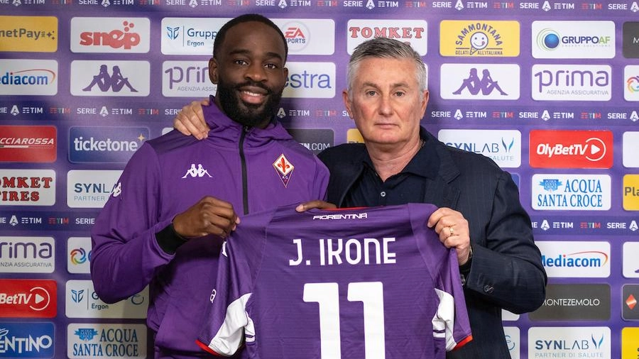 Il ds della Fiorentina Daniele Pradè presenta Jonathan Ikoné (foto Acf Fiorentina)