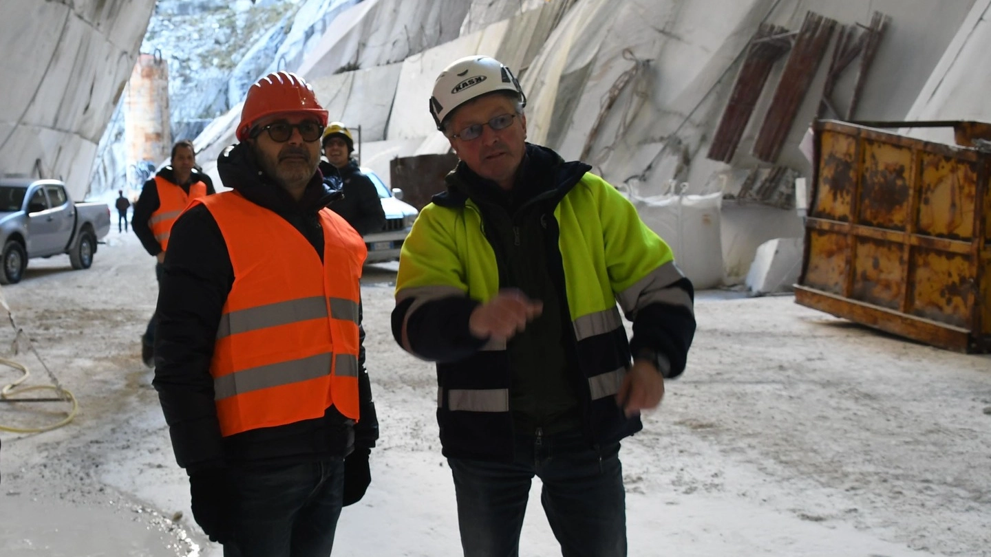 Il sindaco Francesco Persiani durante un ‘tour’ alle  cave di marmo sopra Forn