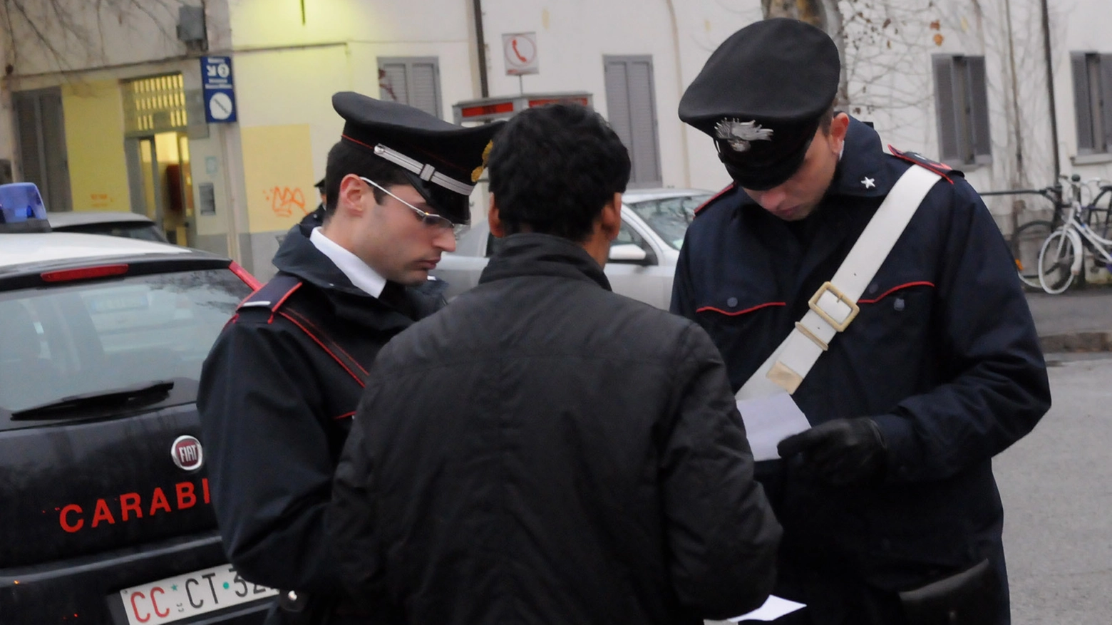 I carabinieri indagano sui raid effettuati da tre persone immortalate dalle telecamere