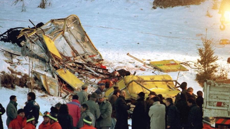 Strage del Cermis: soccorritori sul luogo dove il 3 febbraio 1998 (Ansa)