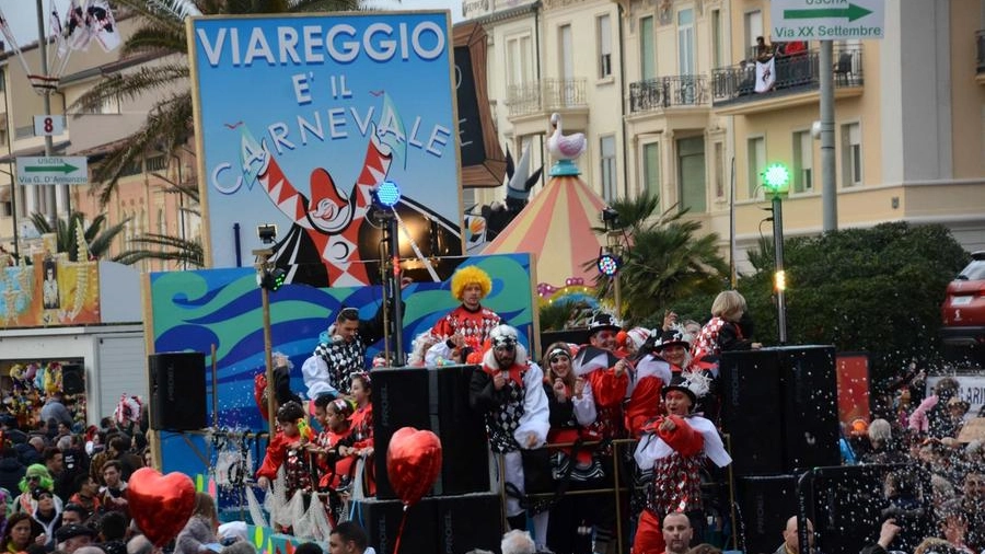 Carnevale di Viareggio, tutto pronto per la festa. 150 anni in maschera / La guida