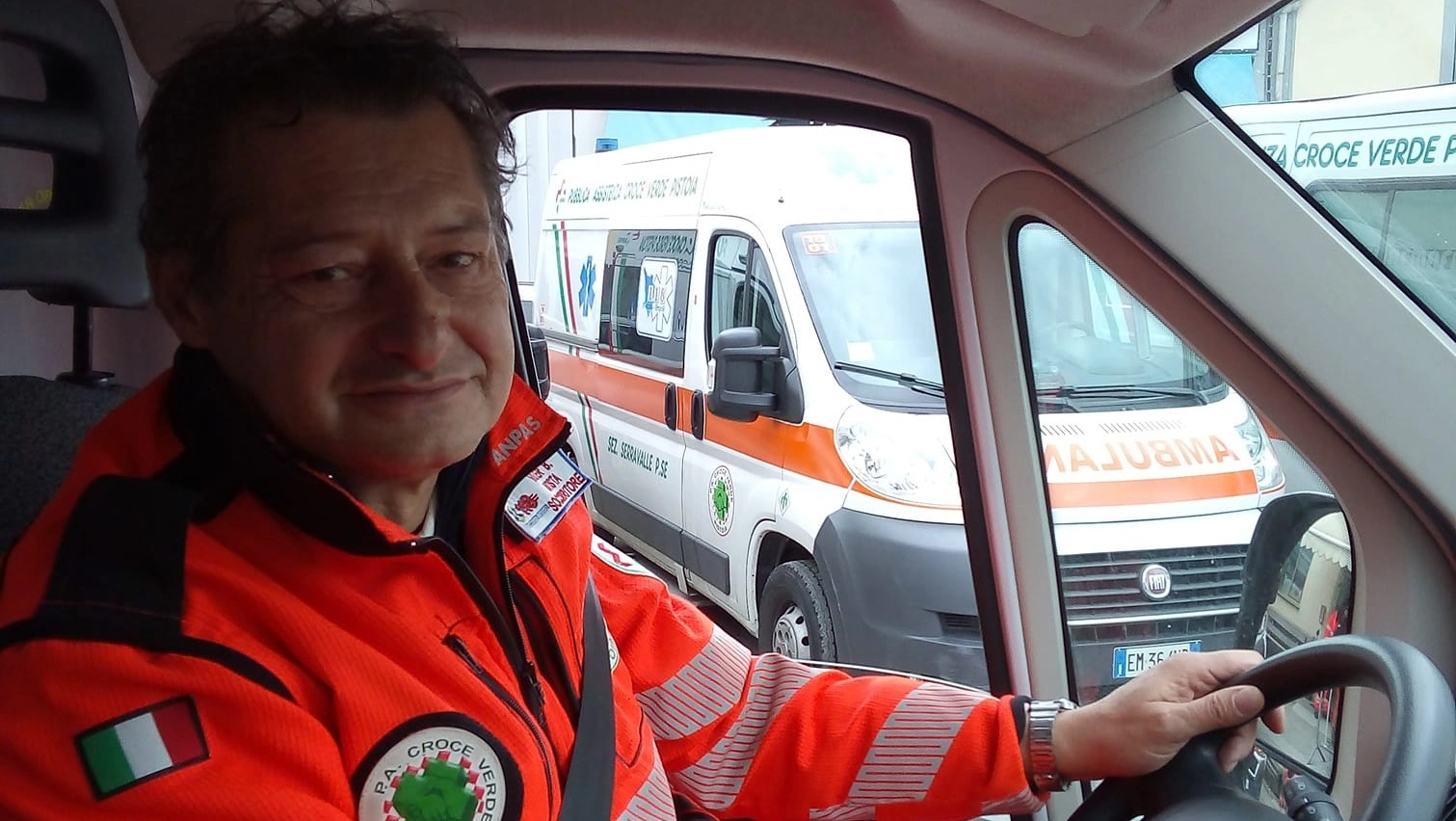 Valter Bartolini alla guida di un'ambulanza della Croce Verde