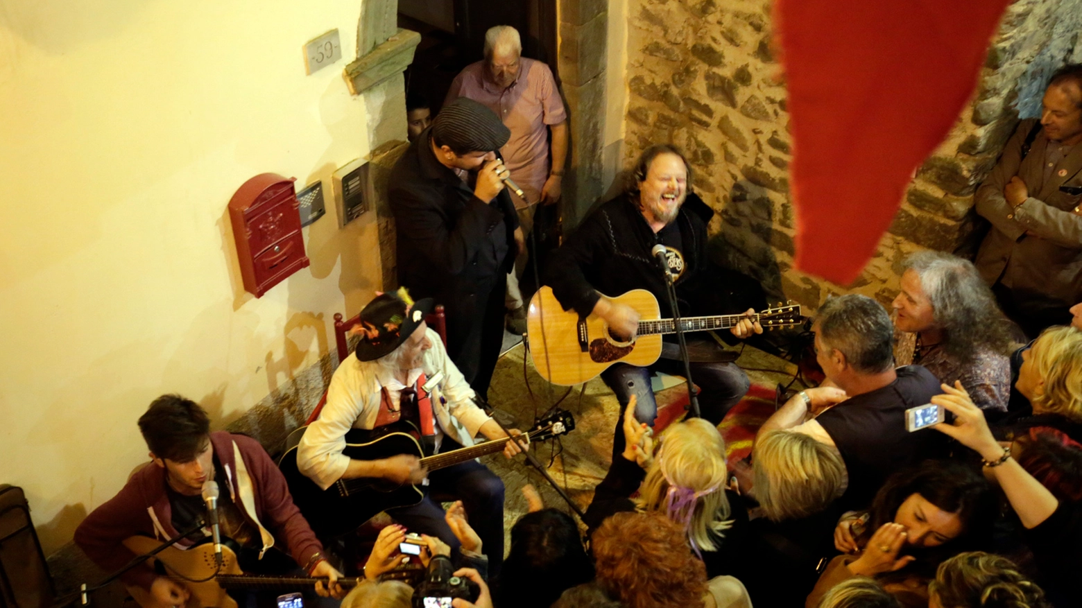 Il duo Zucchero e Bugelli si esibiscono a Medievalis (foto Pasquali)