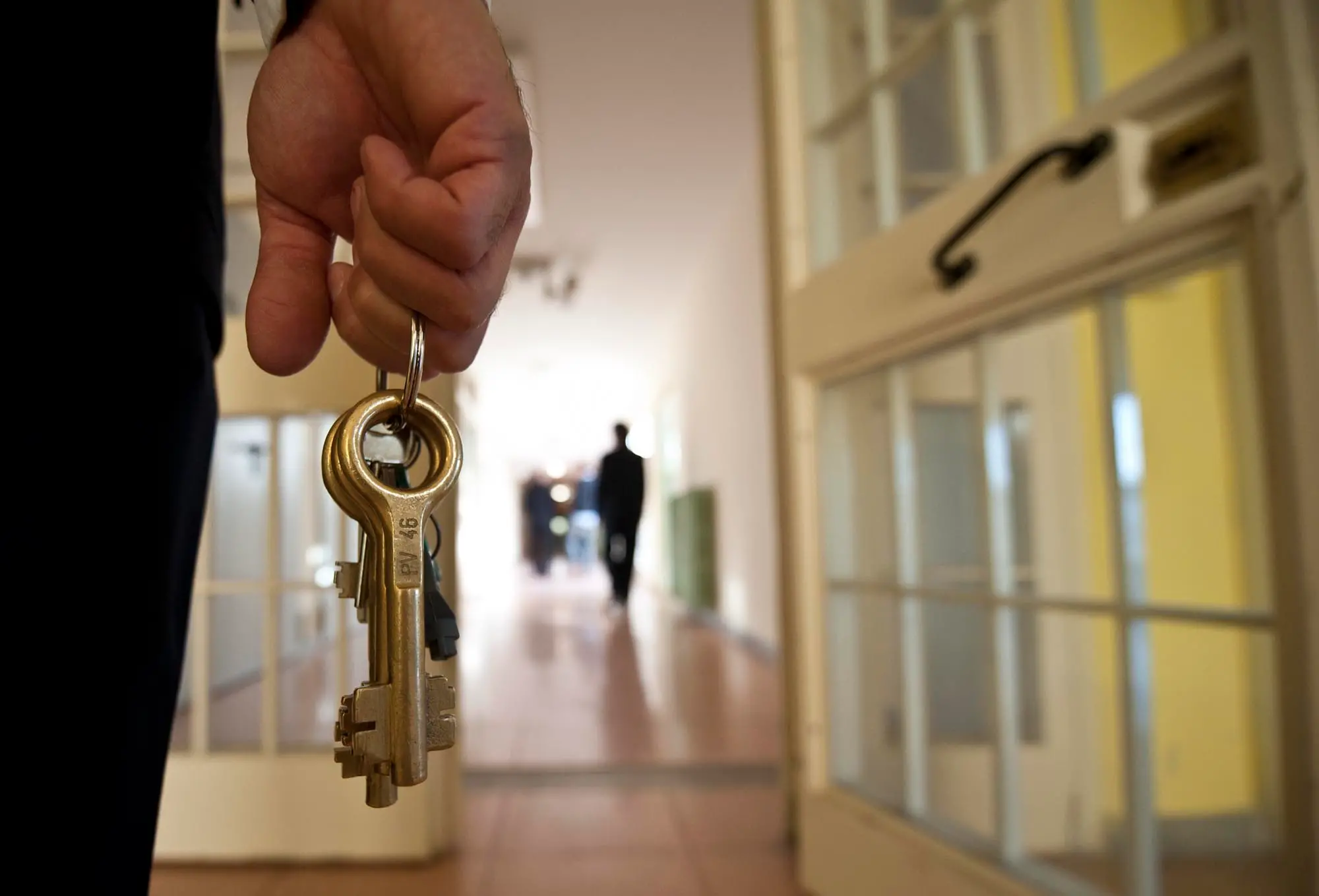 Agente della Penitenziaria tenuto ostaggio per mezz'ora con una lametta al collo