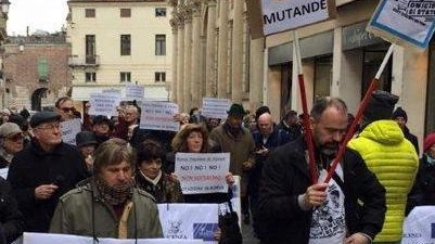Azionisti della Popolare protestano per le strade di Vicenza