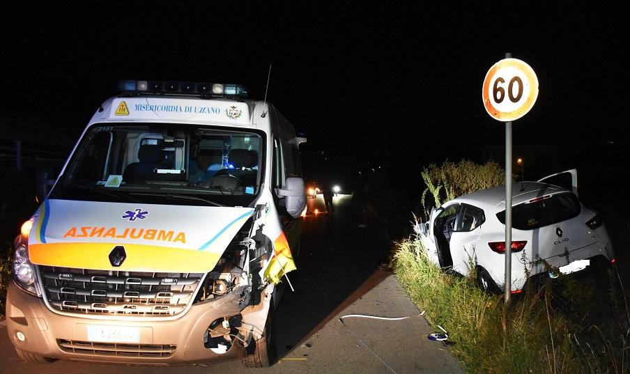 Carro sobre ambulância, dois gravemente feridos no hospital