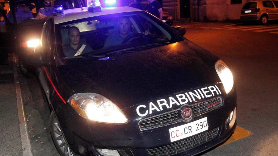 I carabinieri sono intervenuti per salvare la donna 