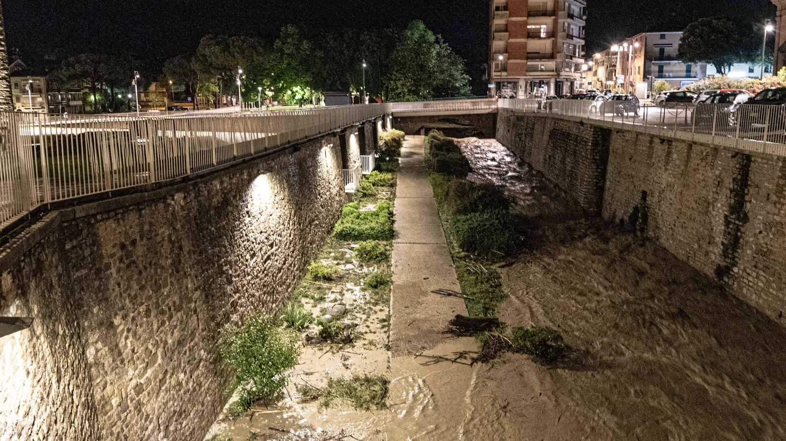 Incubo bomba d’acqua  La pioggia mette a dura   prova l’alveo del Reggia