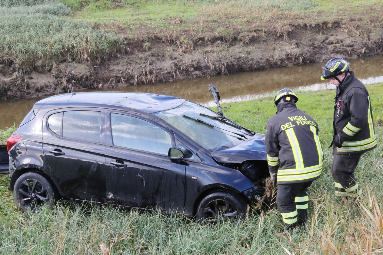 Il recupero dell’auto dove hanno perso la vita le due donne