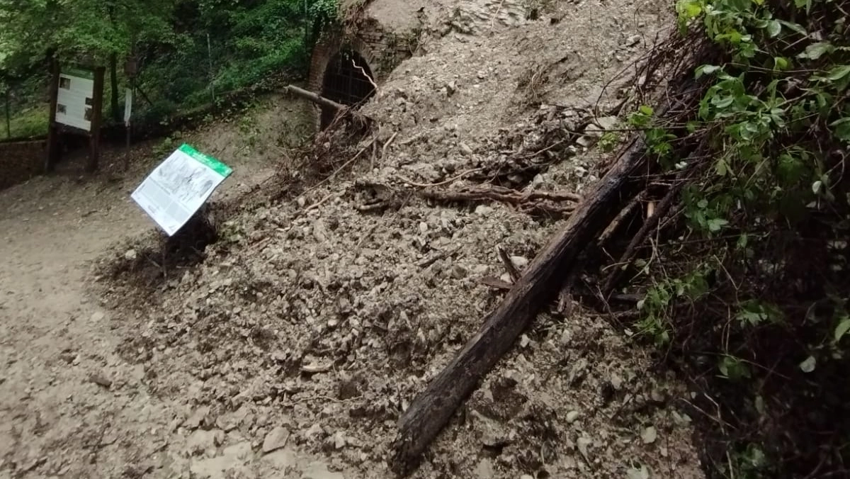 Smottamento del terreno sulla Via degli Dei (Foto pagina fb "La Via degli Dei")