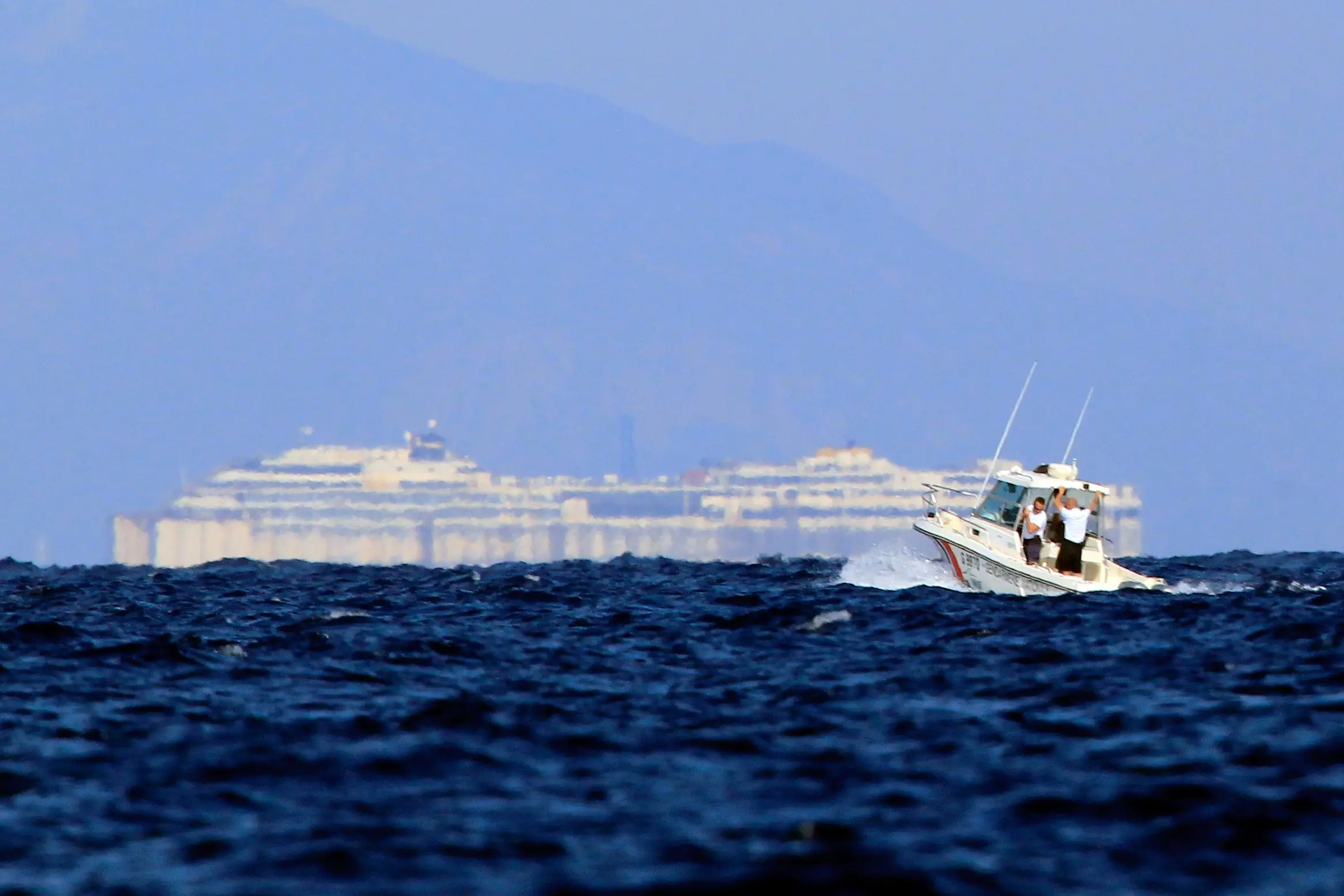 Costa Concordia a Genova alle cinque di domenica. Rossi: "No polemiche". Riprese le ricerche del disperso / MAPPA / TWITTER / FOTO / LIVEBLOG