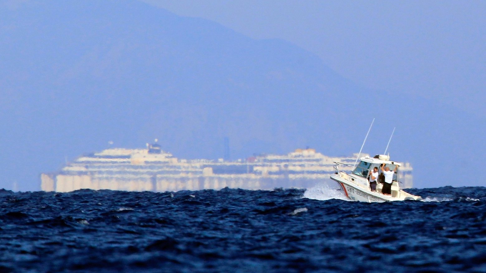 La Concordia al largo di Bastia nel secondo giorno di navigazione verso Genova (foto AFP Photo)