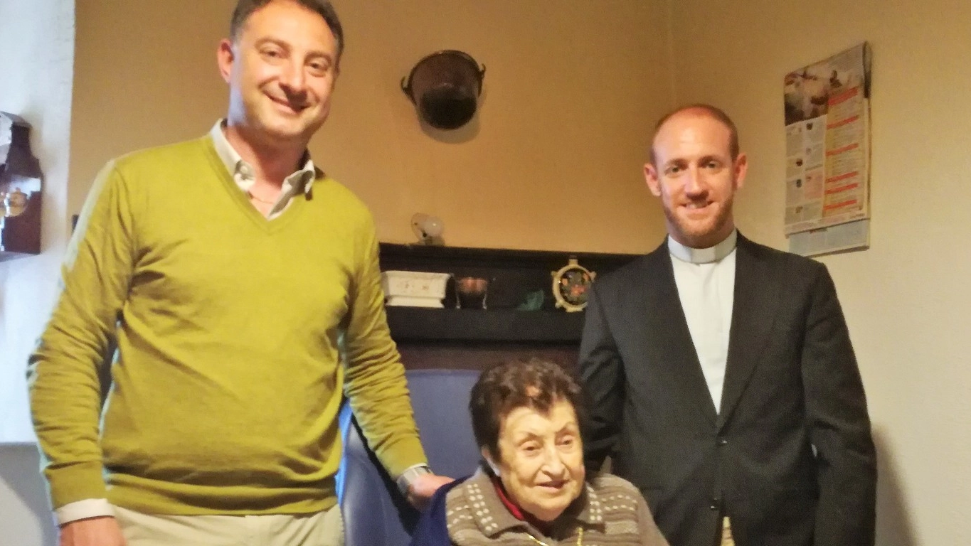 Pina Lisandrelli con il sindaco Fabio Vergari e il parroco don Matteo Monfrinotti